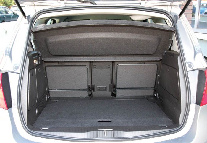 Ο χώρος αποσκευών των 400 λτ. με το μεγάλο άνοιγμα και το τετραγωνισμένο σχήμα είναι πλήρως εκμεταλλεύσιμος.